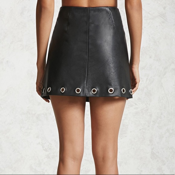 LEATHER SKIRT 🖤 (faux leather) - Picture 2 of 6